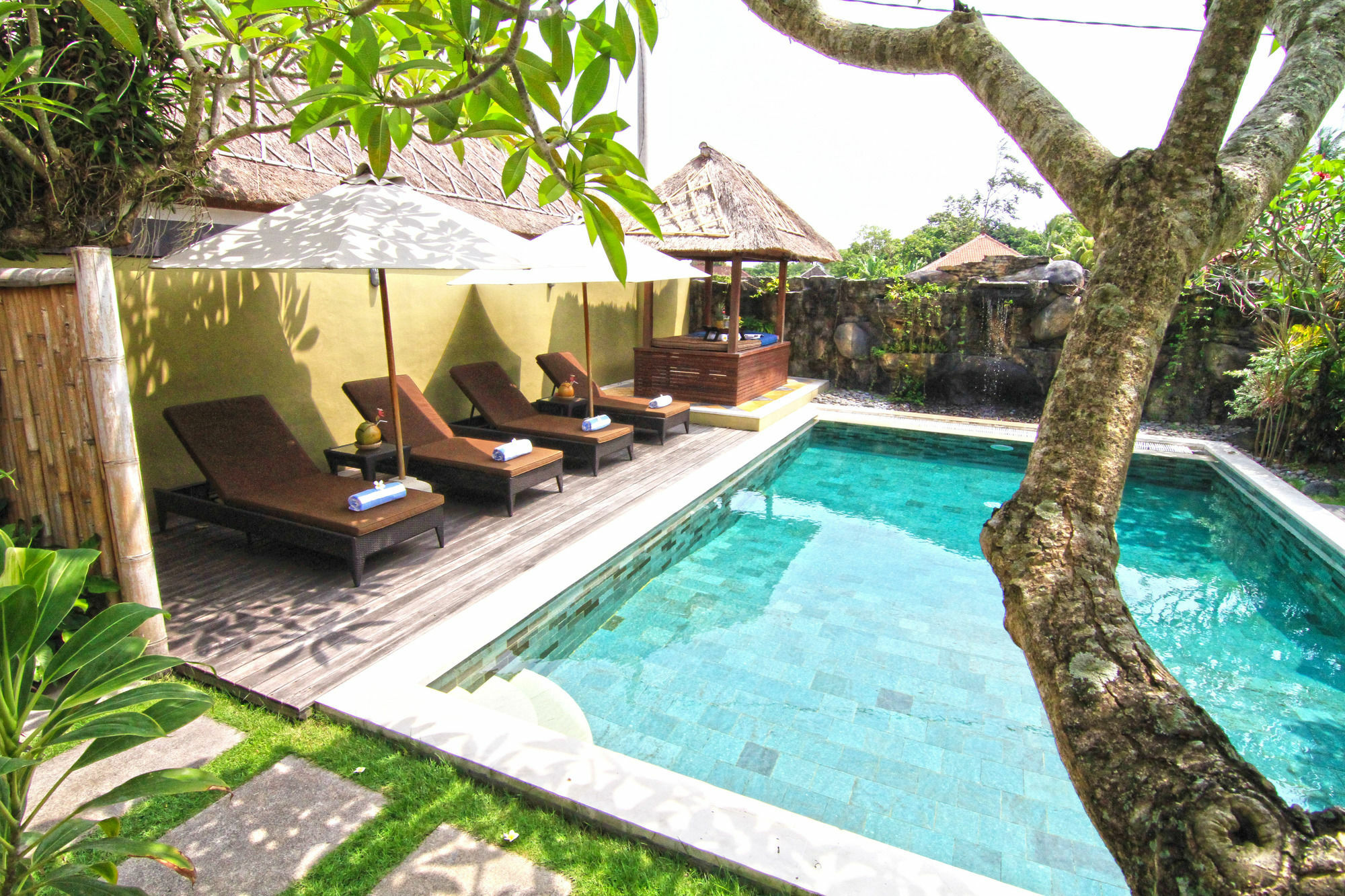 กูบู เกดูงู วิลลา Hotel ทานาล็อต ภายนอก รูปภาพ